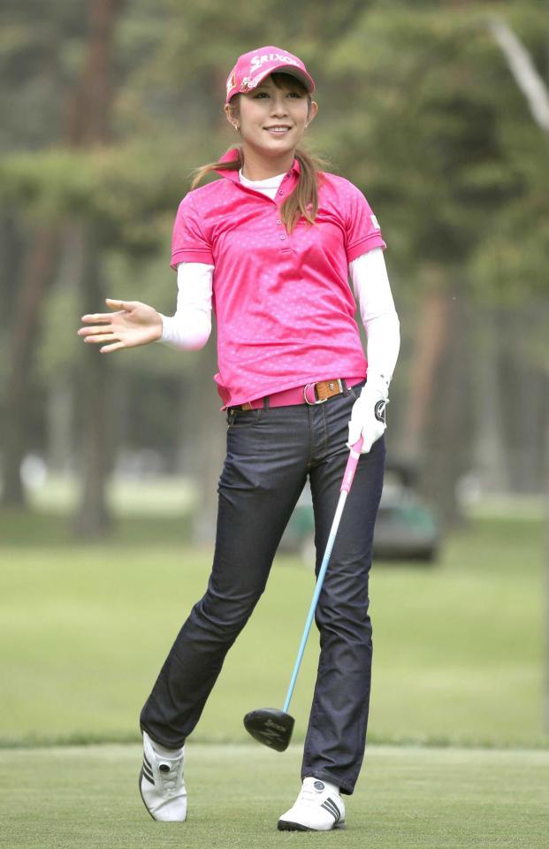 　１１番、ティーショット後、笑顔を見せる金田久美子