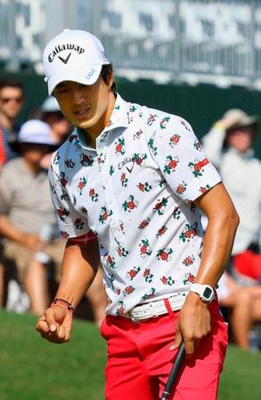 　１８番でバーディーパットを沈め、ガッツポーズする石川遼