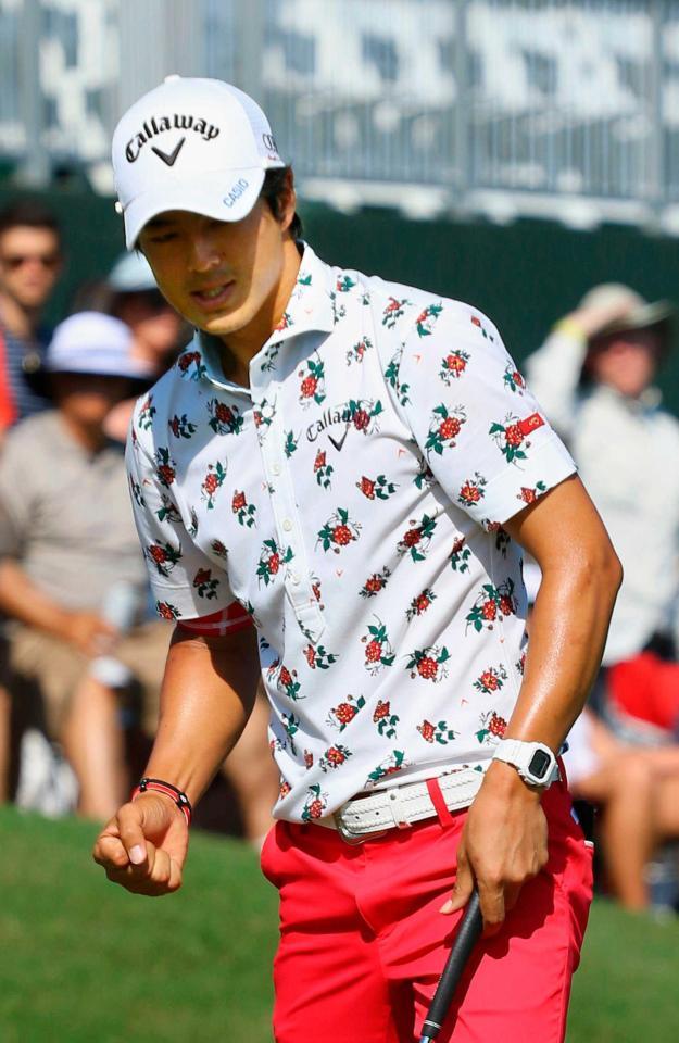 　１８番でバーディーパットを沈め、ガッツポーズする石川遼