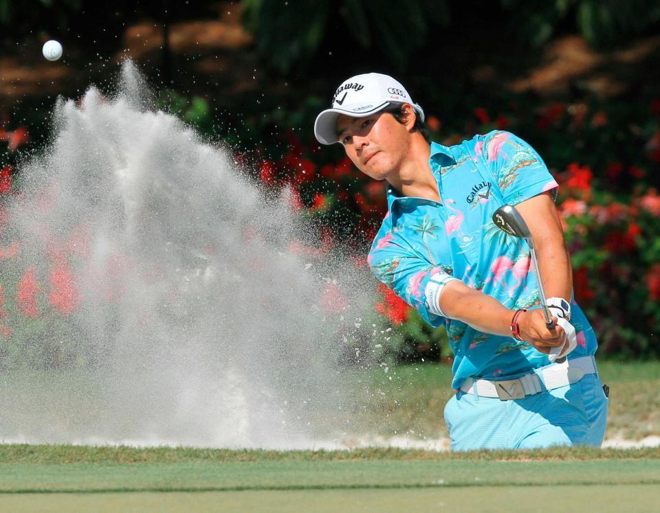 　最終ラウンド、１４番でバンカーショットを放つ石川遼