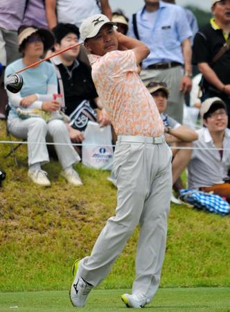 ７番でティーショットを放つ手嶋＝ＪＦＥ瀬戸内海ＧＣ