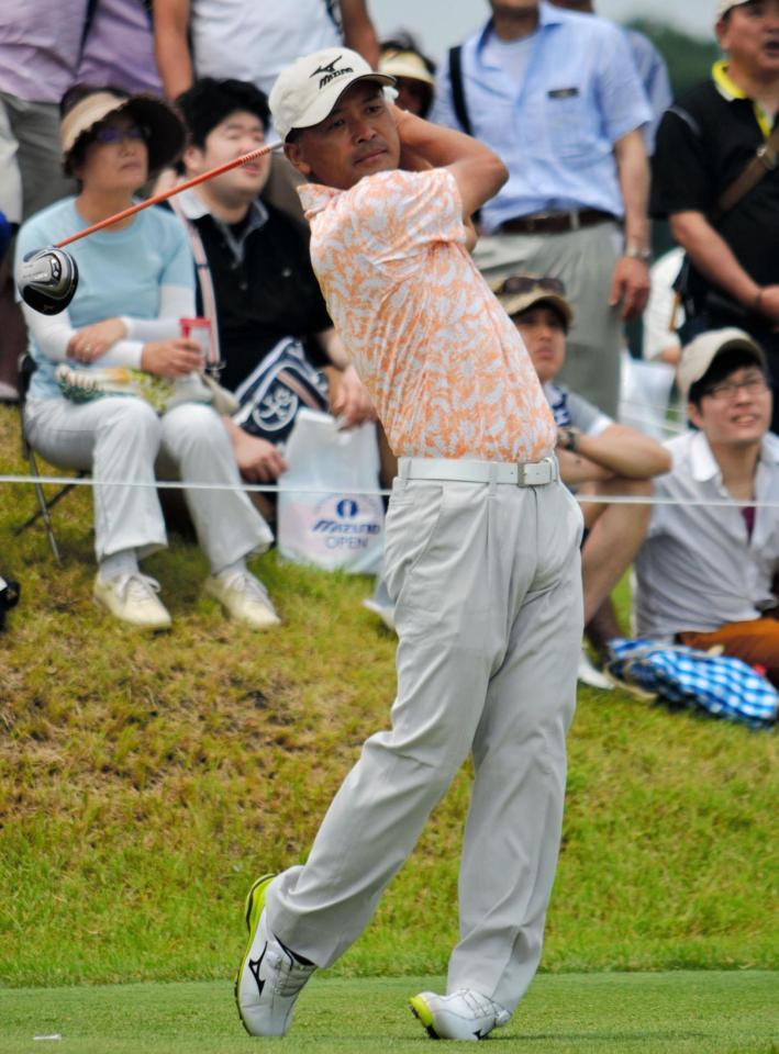 ７番でティーショットを放つ手嶋＝ＪＦＥ瀬戸内海ＧＣ