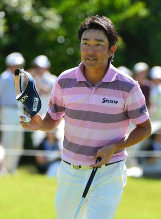 ホールアウトし、ギャラリーの声援に応える山下和宏＝宍戸ヒルズカントリークラブ（撮影・村中拓久）