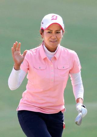 　１２番でバンカーショット後、声援に応える宮里藍。１アンダーで８６位（共同）
