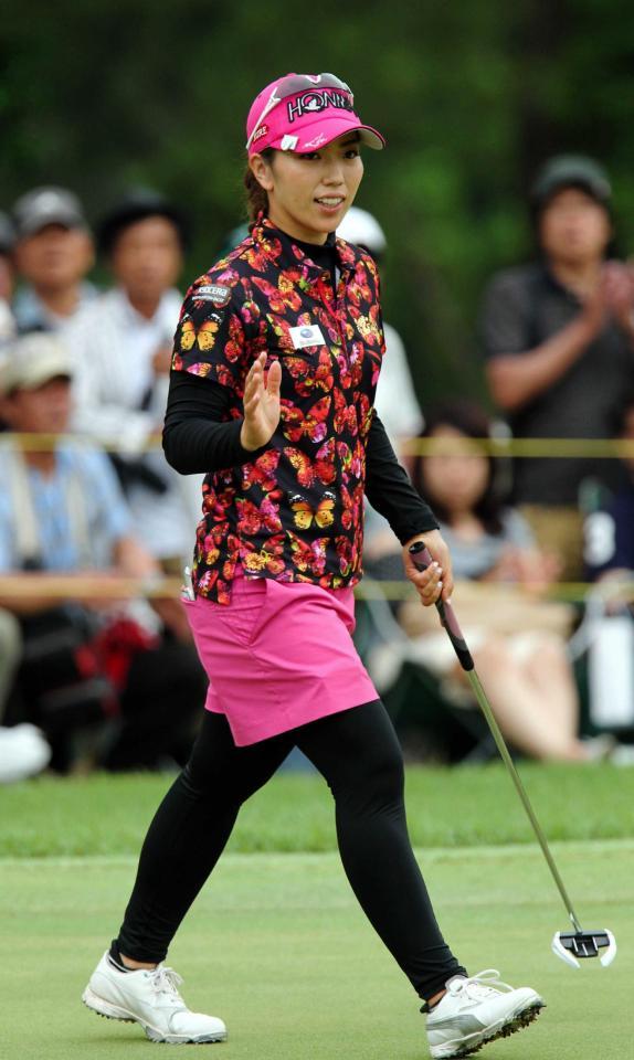 　１７番、バーディーパットを決めギャラリーの声援に応える笠りつ子