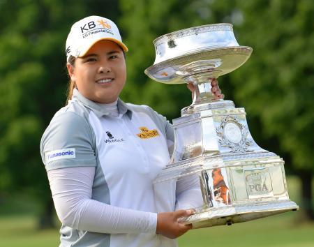 　通算１９アンダーで大会３連覇を飾り、優勝トロフィーを手にする朴仁妃＝ウェストチェスターＣＣ（共同）