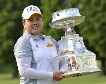 　通算19アンダーで大会３連覇を飾り、優勝トロフィーを手にする朴仁妃