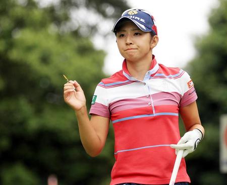 　１８番のティーショット後、ギャラリーの声援に応える斉藤愛璃（撮影・武藤健一）