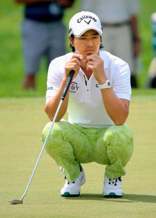 　第１ラウンド、２番でラインを読む石川遼