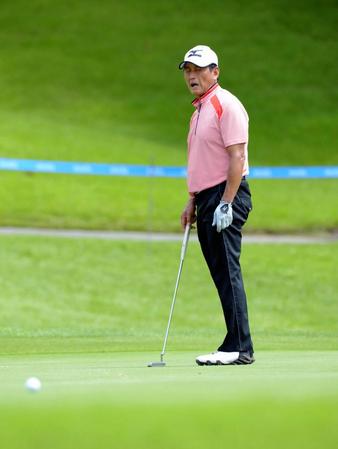 　１８番、パットを外し悔しがる真弓明信