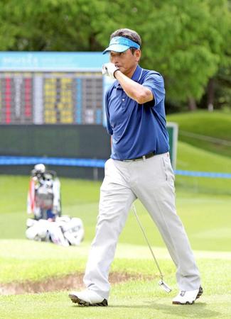 　通算２５オーバーでホールアウトした真弓明信氏
