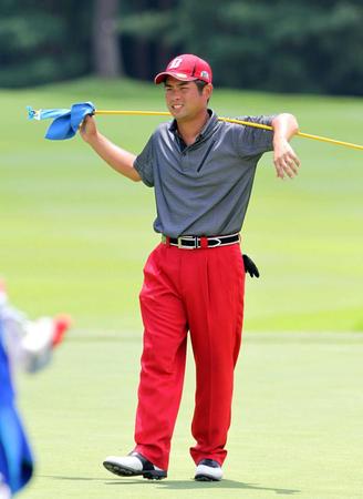 　ホールアウトしピンを肩に担ぐ池田勇太