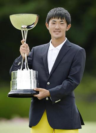 　第１００回日本アマチュアゴルフ選手権で最年少優勝を果たし、カップを手に笑顔の金谷拓実