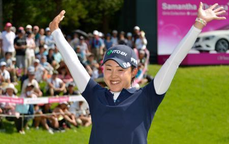 　ツアー通算２勝目を挙げ喜ぶ前田陽子＝イーグルポイントＧＣ