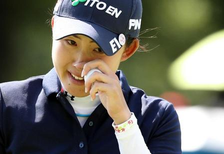 　優勝パットを沈めウイニングボールを手に涙を見せる前田陽子