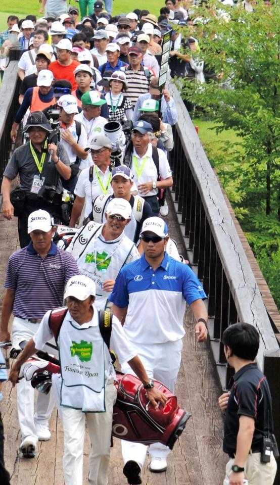 　大勢のギャラリーを引き連れてラウンドする松山