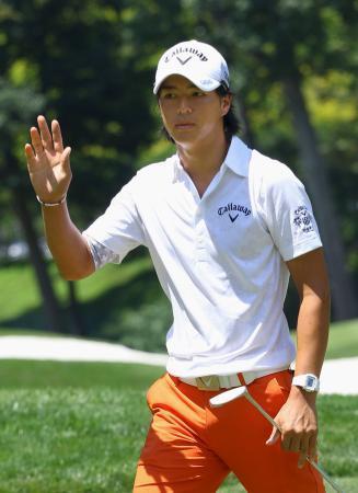 　第２ラウンド、１番でバーディーパットを決め、ギャラリーの声援に応える石川遼＝ロバート・トレント・ジョーンズＧＣ（共同）