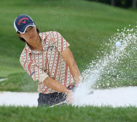 　第３ラウンド、１０番でバンカーショットを放つ石川遼。通算１１アンダーで８位＝ロバート・トレント・ジョーンズＧＣ（共同）