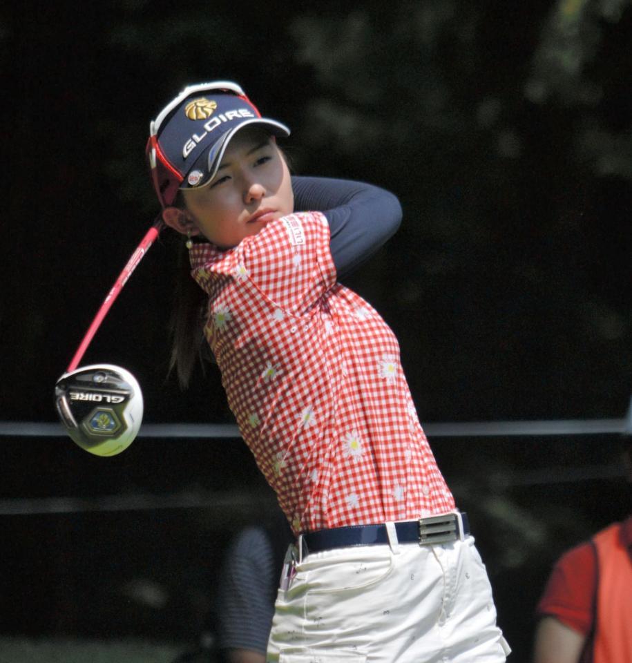 ６番でティーショットを放つホステスプロの江沢＝山梨県・鳴沢ＧＣ