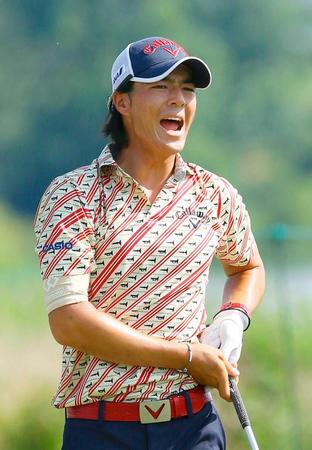 　第３ラウンド、１４番でティーショットを曲げ、叫ぶ石川遼。通算１１アンダーで８位に後退（共同）