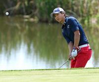 　最終ラウンド、４番でラフから第２打を放つ石川遼＝ロバート・トレント・ジョーンズＧＣ（共同）