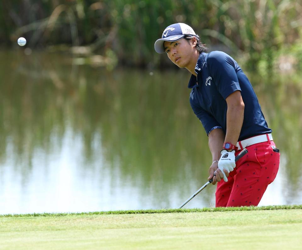 　最終ラウンド、４番でラフから第２打を放つ石川遼＝ロバート・トレント・ジョーンズＧＣ（共同）