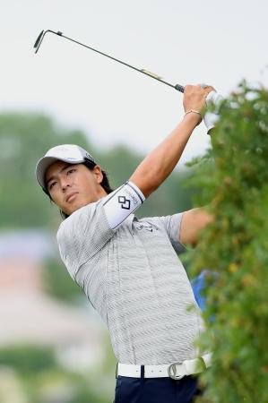 　第１ラウンド、ショットを放つ石川遼＝モントルー・クラブ（共同）