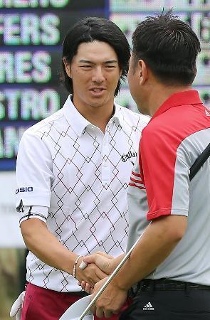 　第２ラウンド、ホールアウトする石川遼。通算８点で予選落ちした＝モントルー・クラブ（共同）