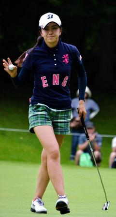 ８番でパーをセーブし、声援にこたえる堀琴音＝札幌国際ＣＣ島松Ｃ