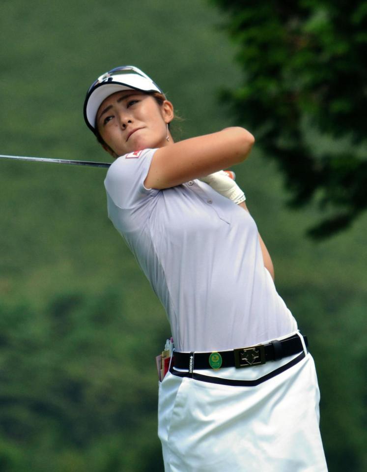 ５番でティーショットを放つ渡辺＝大箱根ＣＣ