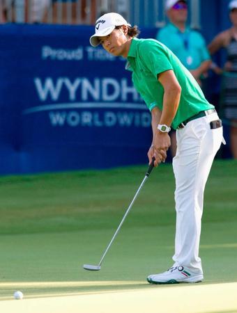 　１８番でパットを打つ石川遼。通算３アンダーで予選を通過した（共同）