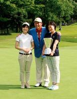 夫人・真奈美さん（右）と次女・真子さん（左）と優勝を喜び合う室田淳