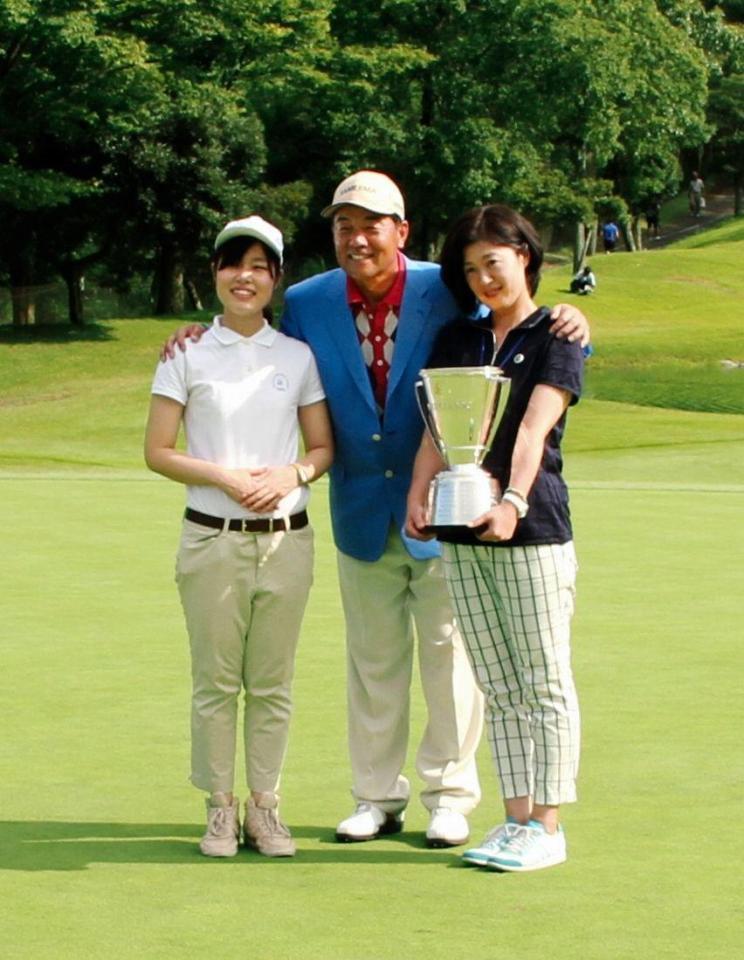 夫人・真奈美さん（右）と次女・真子さん（左）と優勝を喜び合う室田淳