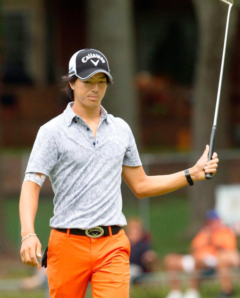 　５番でイーグルを決め、声援に応える石川遼（共同）