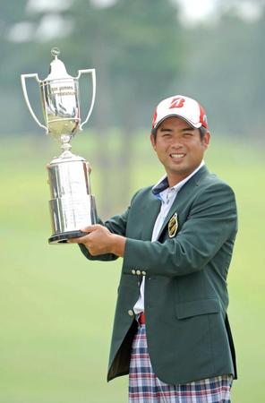 　優勝カップを掲げ、笑顔を見せる池田勇太