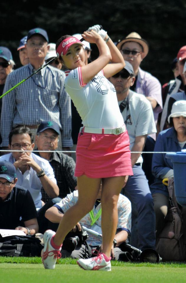 ６番でティーショットを放つイ・ボミ＝小樽ＣＣ