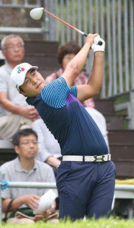 男子ゴルフ李首位、２位近藤龍ら