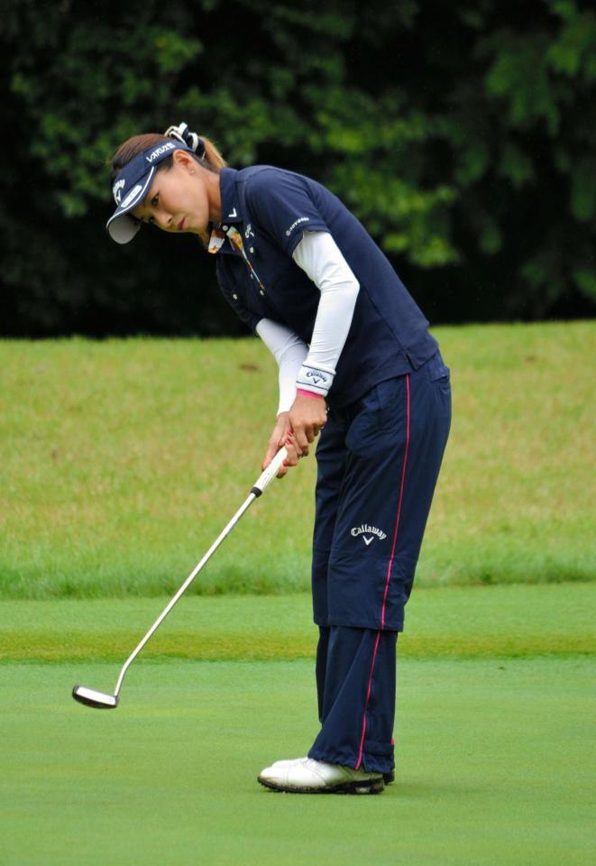 ９番でバーディーパットを打つ藤田光里＝みずなみＣＣ