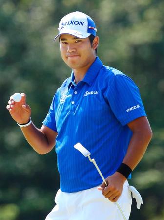 　２番でバーディーを決め、ギャラリーの声援に応える松山英樹。プレーオフ最終戦のツアー選手権出場が確実となった（共同）