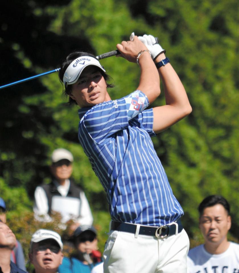 13番でティーショットを放つ石川遼＝札幌ＧＣ輪厚Ｃ