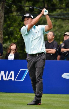 １８番でティーショットを放つ小田孔明＝札幌ＧＣ輪厚Ｃ