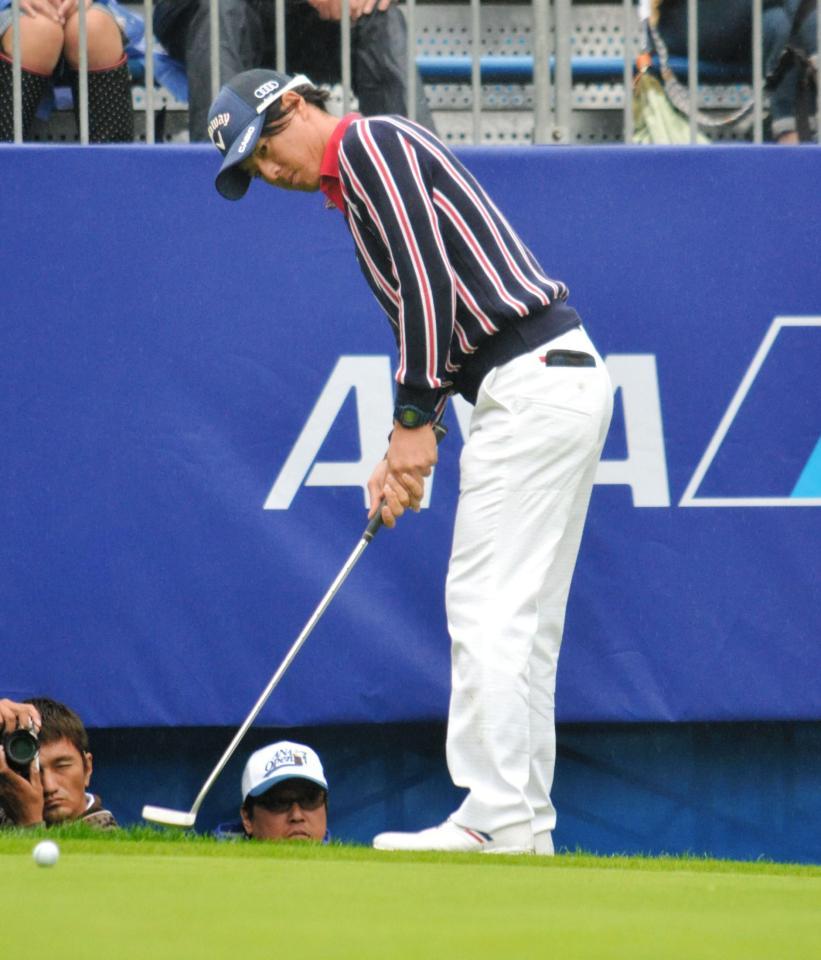 １８番でエッジからバーディーを狙う石川