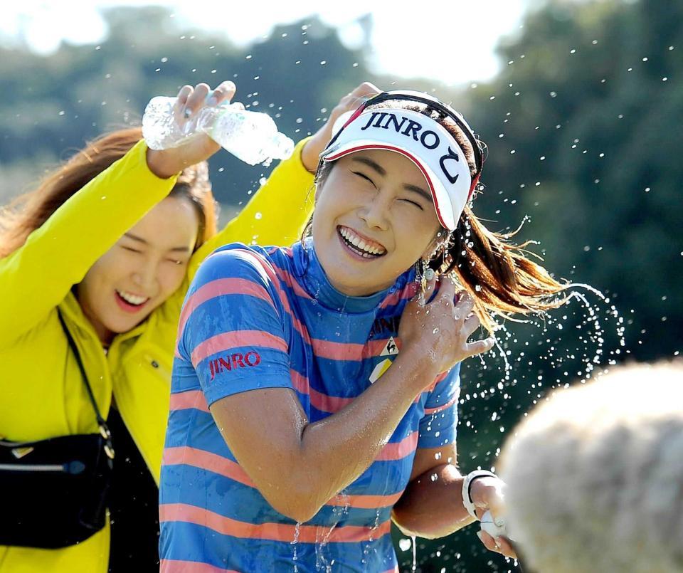 　日本ツアーで初優勝し、関係者に水をかけられ笑顔のキム・ハヌル