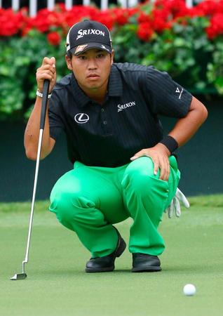 第１ラウンド、18番でラインを読む松山英樹。１アンダーで11位＝イーストレークＧＣ（共同）