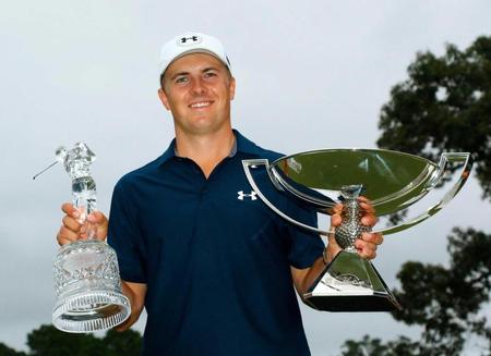 　通算９アンダーで優勝し、トロフィーとカップを手に笑顔を見せるスピース（共同）
