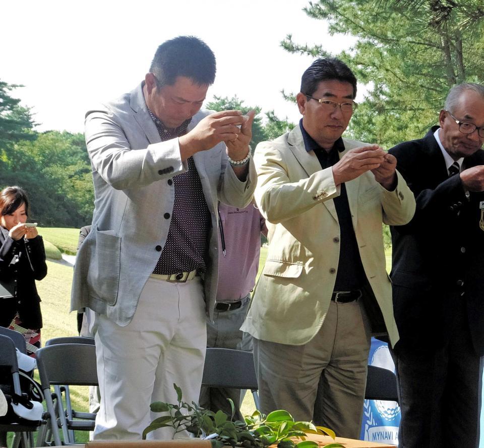 　必勝祈願する小田龍一（左）