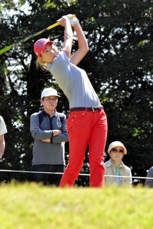 １１番でティーショットを放つ木戸＝東名ＣＣ