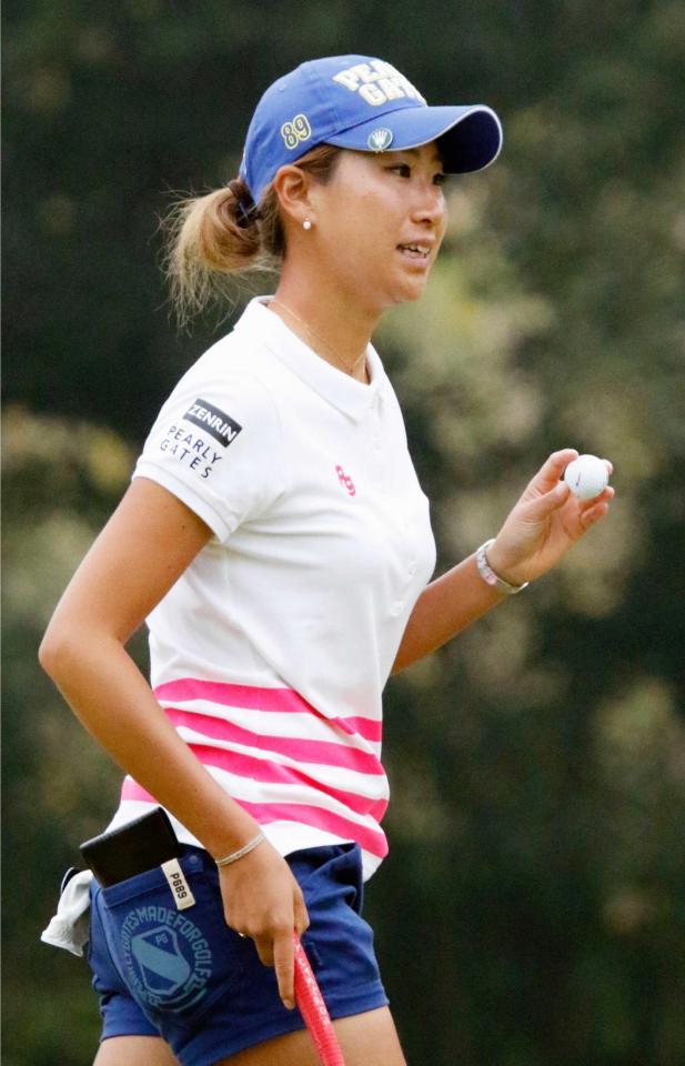 　パーをセーブした１６番で声援に応える木戸愛