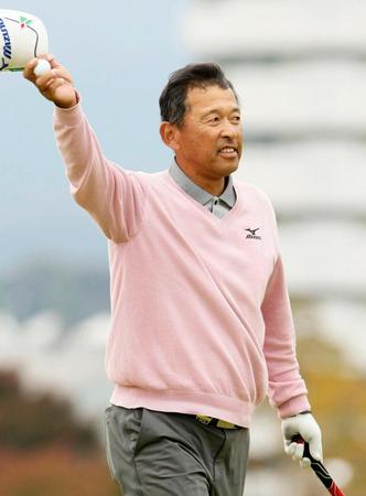 　シニアツアー初優勝を果たし、ギャラリーの声援に応える平石武則＝白山ヴィレッジＧＣ（共同）