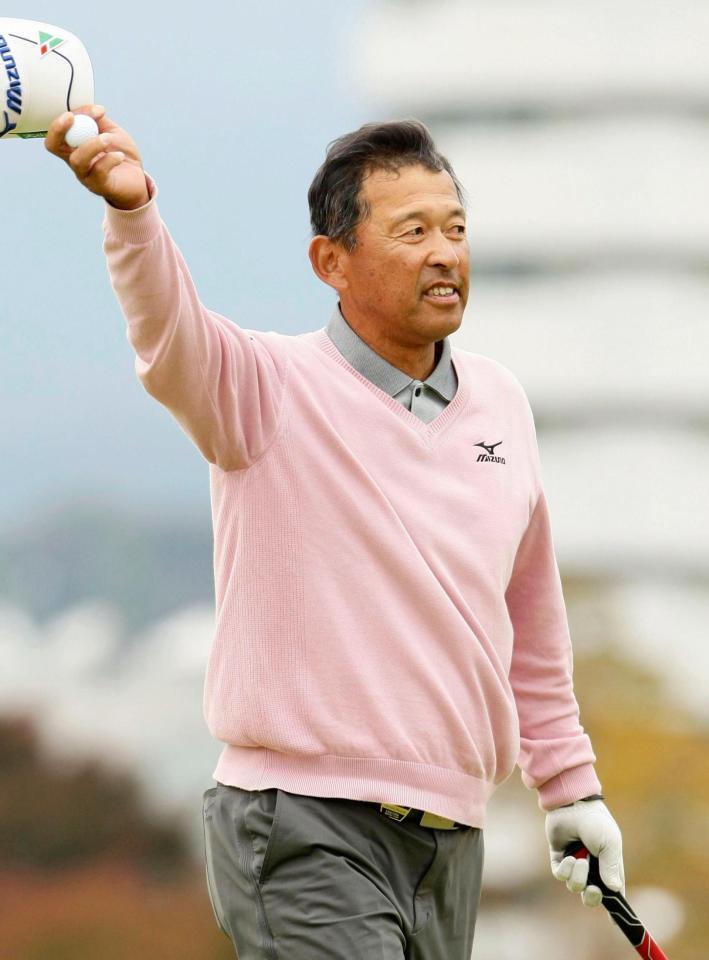 　シニアツアー初優勝を果たし、ギャラリーの声援に応える平石武則＝白山ヴィレッジＧＣ（共同）